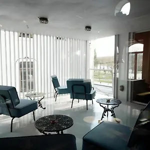 Hotel Zero Box